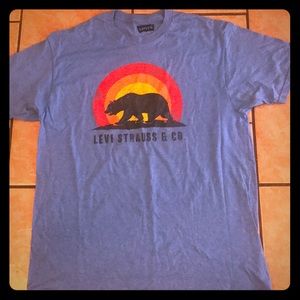 Men’s blue Levi shirt